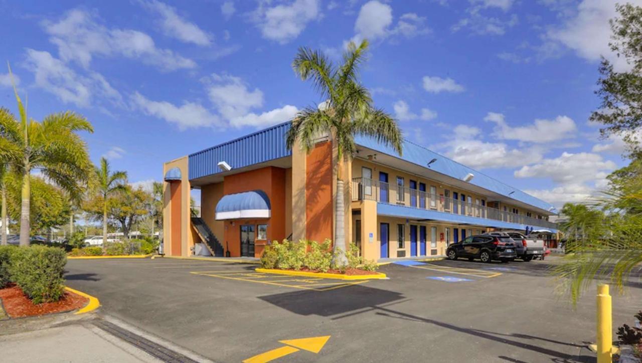 Magnuson Hotel Bradenton Bagian luar foto