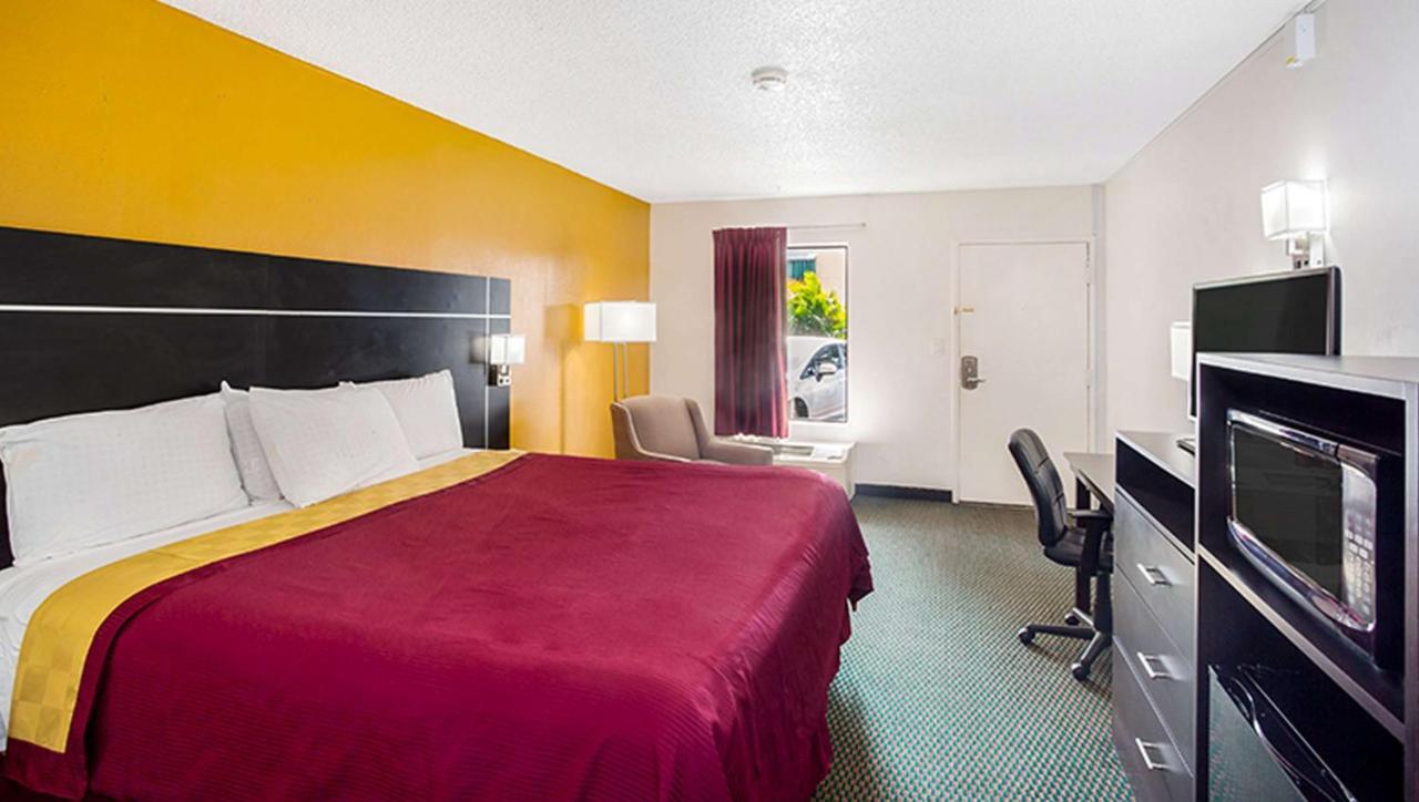 Magnuson Hotel Bradenton Bagian luar foto