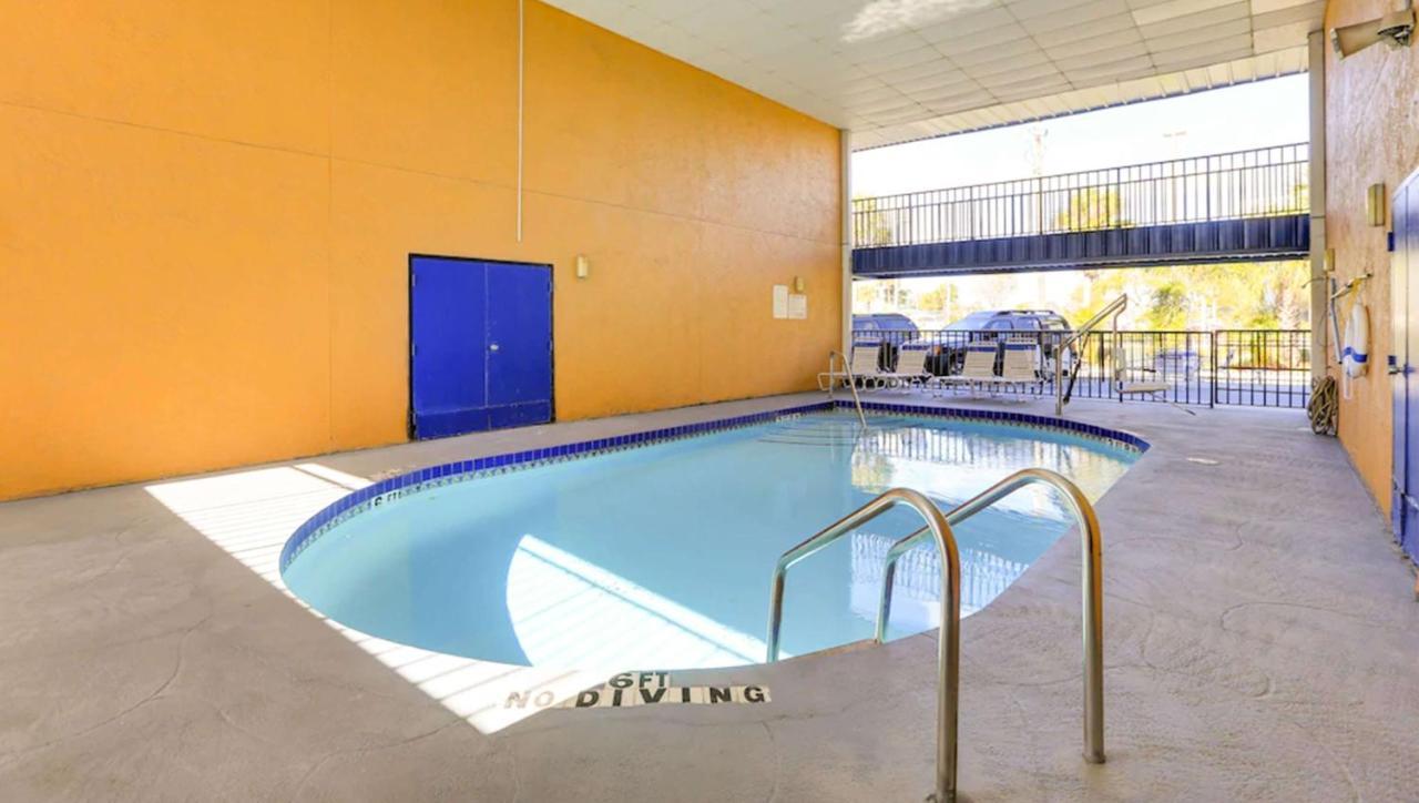 Magnuson Hotel Bradenton Bagian luar foto
