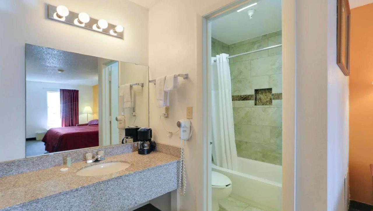 Magnuson Hotel Bradenton Bagian luar foto