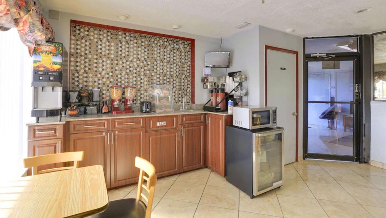 Magnuson Hotel Bradenton Bagian luar foto