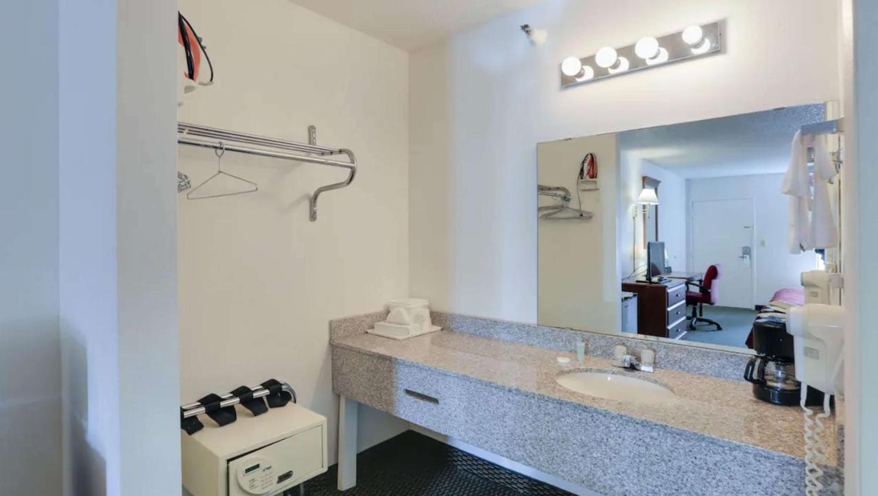 Magnuson Hotel Bradenton Bagian luar foto