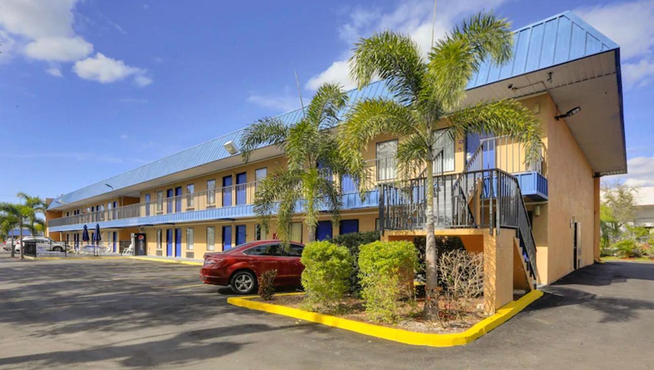 Magnuson Hotel Bradenton Bagian luar foto