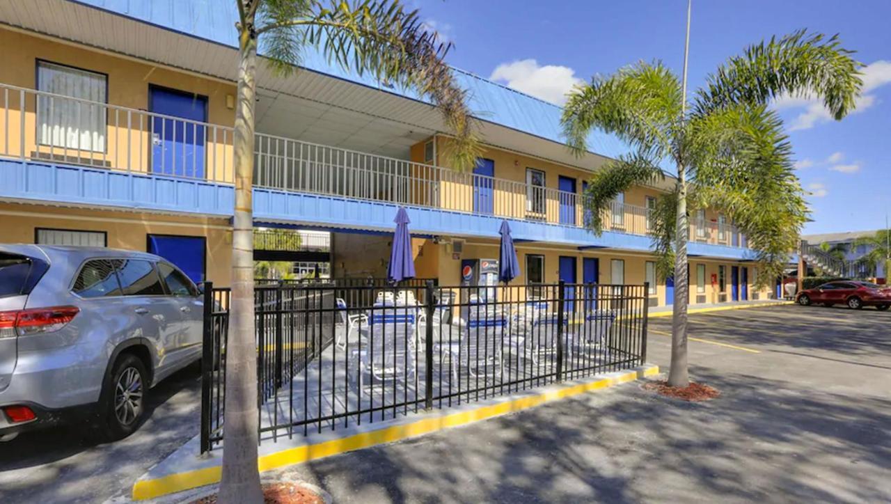 Magnuson Hotel Bradenton Bagian luar foto