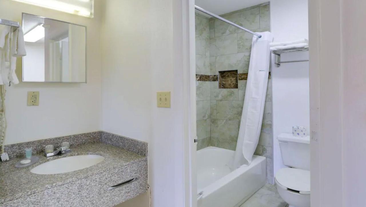 Magnuson Hotel Bradenton Bagian luar foto